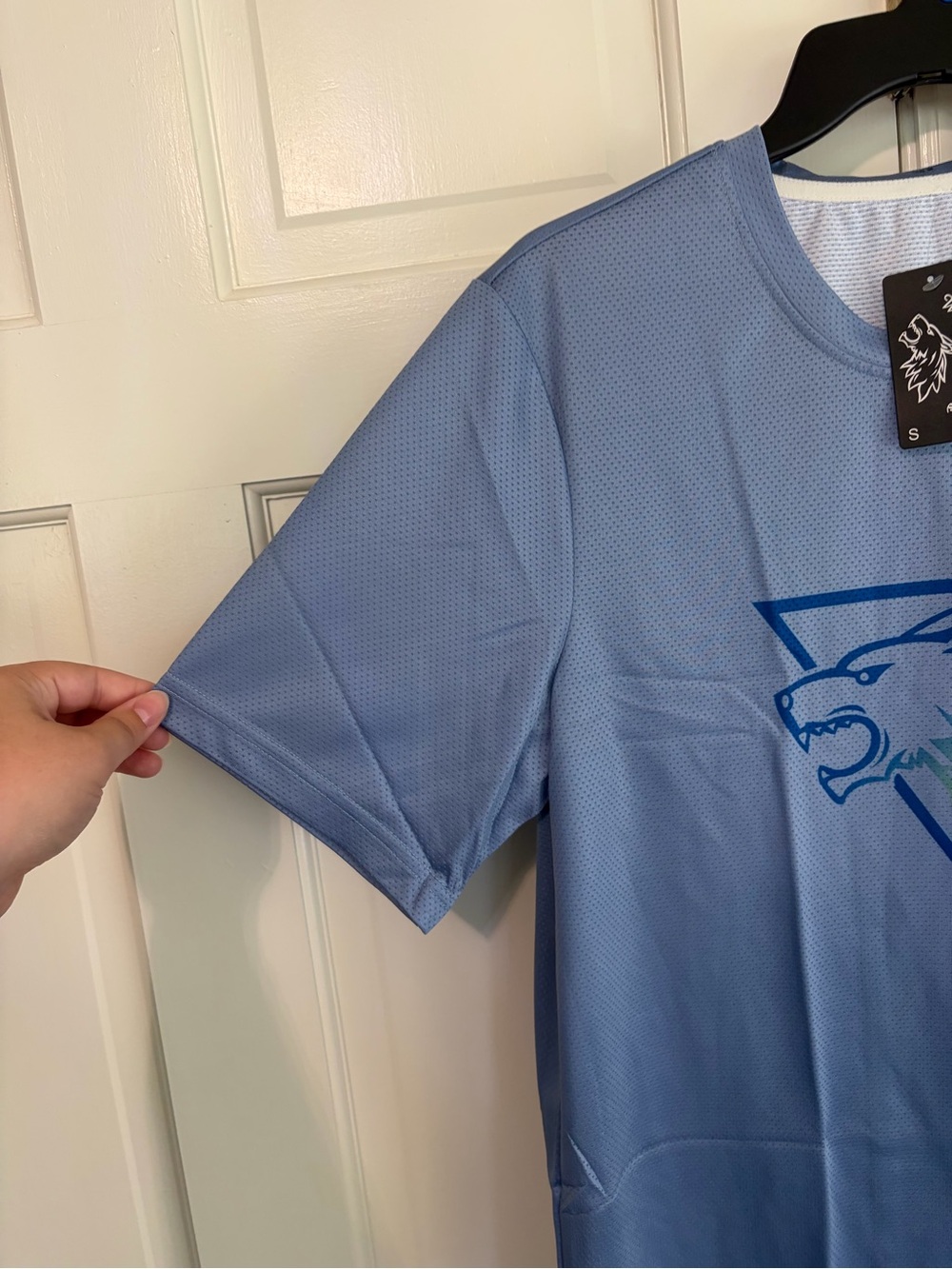 Sky Blue Short-Sleeve Men's Graphic Tee with Wolf Emblem - Picture 2 of 4
